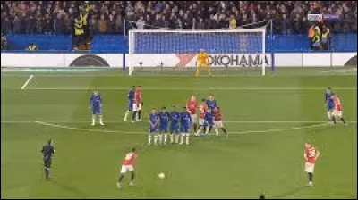 Qu'est-ce que ce joueur de football s'apprête à tirer ?