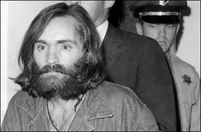 Quel était le nom de la communauté hippie menée par Charles Manson, qui vivait de vols, de trafics de drogue et qui commit plusieurs assassinats durant les années 60-70 ?