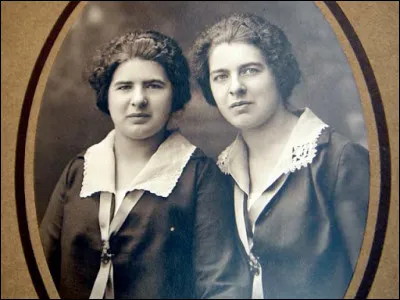 Comment se nomment les deux surs, ayant assassiné sauvagement la femme et la fille de René Lancelin, chez qui elles étaient bonnes, en 1933 ?