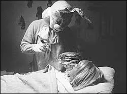 Vient au chevet de cet enfant malade un lapin dans :