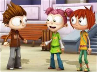 Comment s'appelle la fille à droite en jaune ?