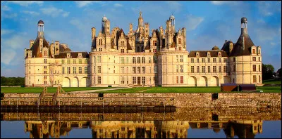 Quel château, la "plus que reine", Diane de Poitiers a-t-elle été obligée de céder à Catherine de Médicis à la mort d'Henri II ?