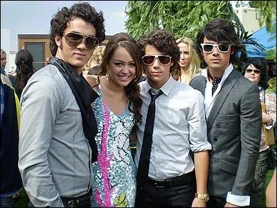 Miley a dj eu une relation amoureuse avec un garon du groupe ''Jonas Brother''. Lequel ?