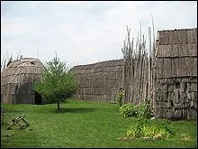 La maison longue est l'habitation traditionnelle de quel peuple amrindien ?