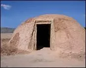 Quelle est l'habitation traditionnelle des Navajos, encore aujourd'hui ?