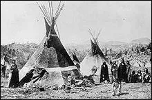 Structure de perches et de peaux, habitation typique de Indiens des Plaines.