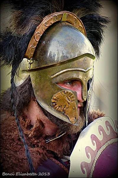 À la bataille de Potidée en 432 av J. -C, ce jeune hoplite philosophe, sauva la vie de son amant Alcibiade. Qui est-il ?