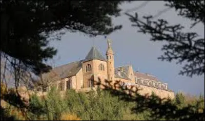 Quel est le nom de l'abbaye qui surmonte le Mont-Sainte-Odile (Bas-Rhin) ?