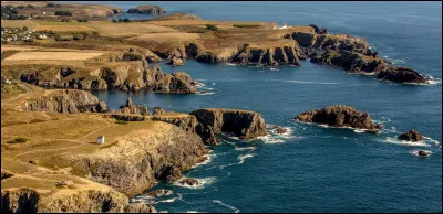 Belle comme "Belle-Île-en-Mer" : qui l'a mise à l'honneur, dans sa chanson ?