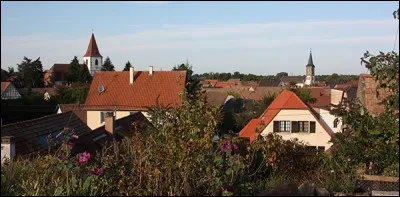 Cette petite ville de 5 500 habitants du département du Bas-Rhin, située dans la périphérie nord de Strasbourg, le long du canal de la Marne au Rhin, c'est ...