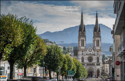 Cette ville de 20 000 habitants du département de l'Isère, située au pied du massif de la Chartreuse, c'est ...