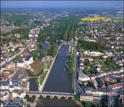 Cette ville de 26 000 habitants du département du Cher, située aux confins de la Sologne et du Berry, c'est ...