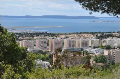 Cette ville de 33 000 habitants du département des Bouches-du-Rhône, située en bordure de l'étang de Berre, dans la périphérie nord de Marseille, c'est ...