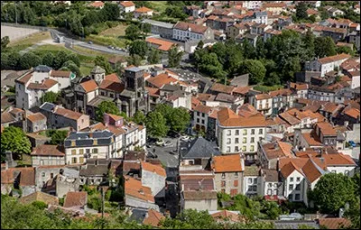 Cette petite ville de 4 400 habitants du département du Puy-de-Dôme, située aux limites de la chaîne des Puys et de la Limagne, connue pour son eau minérale, c'est ...
