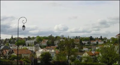 Cette ville de 8 500 habitants du département des Hauts-de-Seine, située entre Saint-Cloud et Versailles, dans la proche banlieue ouest de Paris, c'est ...