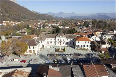 Cette petite ville de 8 500 habitants du département de l'Isère, située dans la vallée du Drac, au pied du massif du Vercors, c'est ...