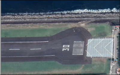 Sur cette piste d'aéroport, se trouve à son extrémité cette chose qui possède des flèches. Qu'est-que c'est ?
