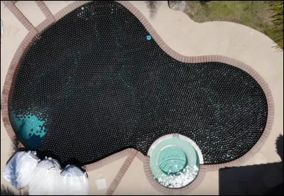 Cette piscine a été entièrement remplie de...