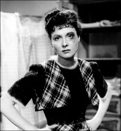 Elle est d'abord danseuse et chanteuse et débute au cinéma en 1930. Elle est célèbre pour ses rôles dans "Hôtel du Nord" en 1938, et dans "Le jour se lève" en 1939 : c'est ...