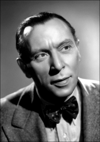 Grand acteur de théâtre, il débute au cinéma en 1932, joue dans "Les Bas-Fonds" de Jean Renoir, "Drôle de drame" et "Hôtel du Nord" de Marcel Carné, "La Fin du jour" de Julien Duvivier : c'est ...