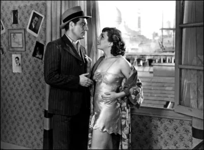 Après ses débuts en 1931, elle joue dans "La Belle Équipe" de Duvivier, puis dans "Naples au baiser de feu" (1937), "l'Étrange Monsieur Victor" (1937), "la Maison du Maltais" : c'est ...