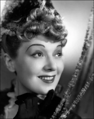 D'abord actrice de théâtre, elle débute au cinéma en 1931, devient célèbre en 1935 par son interprétation dans "Lucrèce Borgia", joue dans "La Dame de Malacca", dans "De Mayerling à Sarajevo" : c'est ...