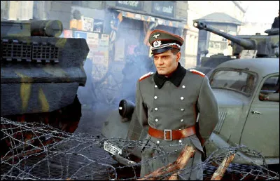 Dans le film "La Nuit des généraux" réunissant Omar Sharif et Peter O'Toole, qui incarnait l'inspecteur Morand ?