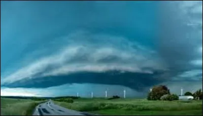 Attention, voil&agrave; un gros orage dans le Grand-Est, &agrave; Igney. Village du Lun&eacute;villois, o&ugrave; l'on aper&ccedil;oit des &eacute;olienne du parc du Haut des Ailes, il se situe dans le d&eacute;partement ...