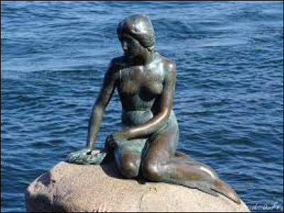 Dans quelle ville portuaire se trouve la statue en bronze de la Petite Sirène d'Andersen ?