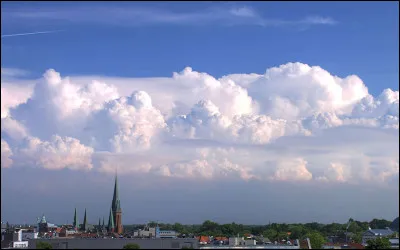 Comment s'appelle le nuage d'orage ?