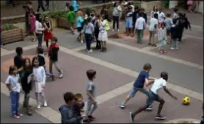 Comment dit-on "cour de récréation" en anglais ?