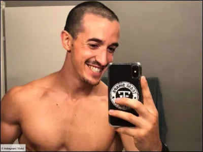 Comment le plus jeune des frères de cet artiste s'appelle-t-il ?