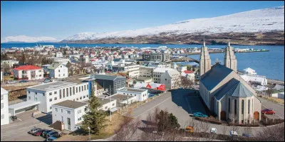 Ville islandaise, deuxième agglomération du pays et "capitale" des régions du nord :