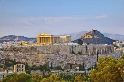 Grande ville grecque, dominée par la colline de l'Acropole