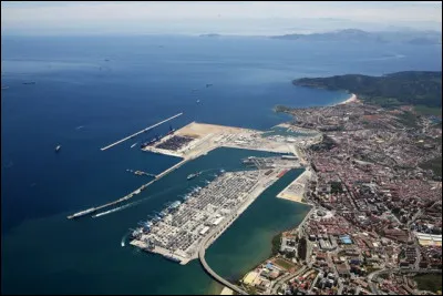 Ville portuaire espagnole, située à l'extrême sud de l'Espagne, à sur le détroit de Gibraltar :