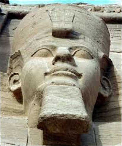 Qui est parfois appelé "le pharaon bâtisseur" ?