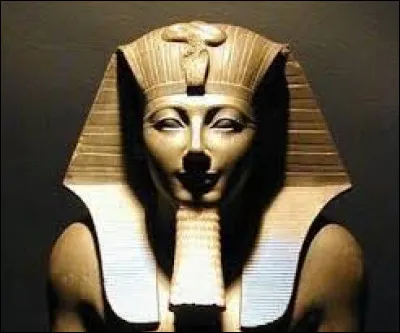 Sous le règne de quel pharaon l'Égypte a-t-elle atteint l'apogée de sa puissance artistique et internationale (vers 1400 ans avant notre ère) ?