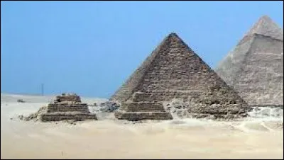 Avec 63 mètres de hauteur, quelle est la plus petite des trois grandes pyramides du plateau de Gizeh ?