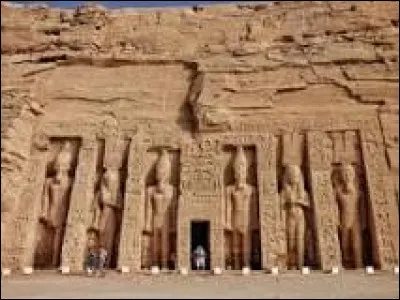 Près de quelle étendue d'eau se trouvent les temples d'Abou Simbel ?