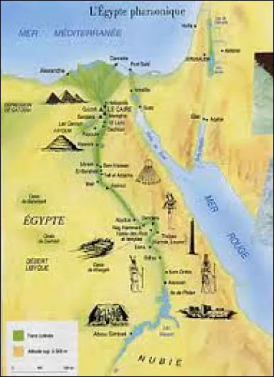 Quelle ville a été la première capitale de l'Égypte antique et l'est restée durant tout l'Ancien Empire ?