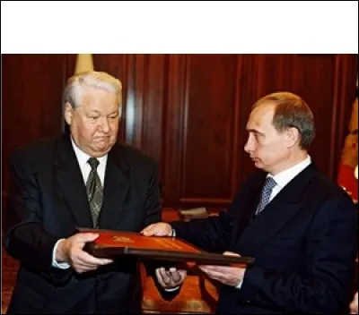 Vladimir Poutine est officiellement élu président de la Fédération de Russie dès le premier tour de l'élection présidentielle anticipée avec 52,52 % des suffrages, le 26 mars ...