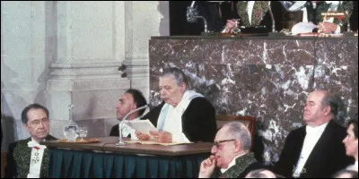 Marguerite Yourcenar, élue à l'académie française, est la première femme à siéger dans cette institution. C'était le 6 mars ...