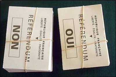 Le référendum sur le quinquennat, visant à réduire la durée du mandat présidentiel de sept à cinq ans, donne une large majorité au "oui" avec 73,21 % des suffrages exprimés. Mais près de 70 % des électeurs se sont abstenus. C'était le 24 septembre ...