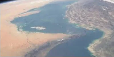 Quel d&eacute;troit s&eacute;pare le golfe Persique et le golfe d'Oman ?