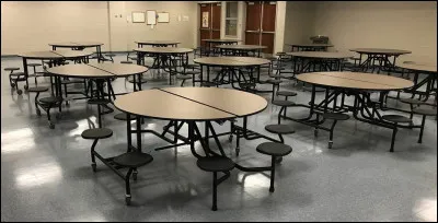 Enfin, c'est ici que les employés et moi-même prenons notre repas du midi. Quelle est la couleur des chaises ?