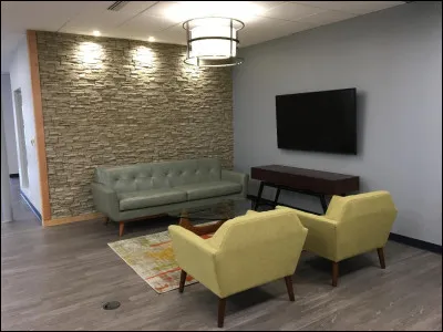 Dans la salle d'attente, la télévision est...