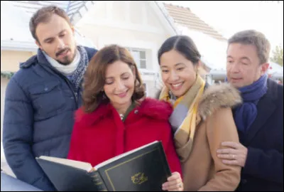 Comment s'appelle la petite amie de leur fils ?