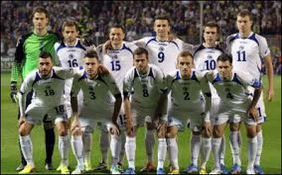 Quelle ex république yougoslave, jouant sa première Coupe du monde, s'inclina 2-1 lors du premier match ?