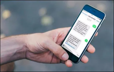 Deux amies discutent par SMS, elles s'envoient des photos. L'une est bien drôle, que dit celle qui la reçoit ?