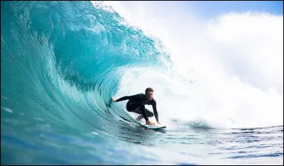 Les deux amies voient sur Internet une belle photo de surfeur. Elles le trouvent trop :